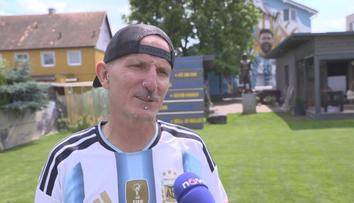Malá Argentina v Česku. Fanoušek si na zahradě postavil hřiště i sochu Maradony