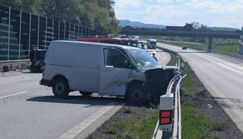 Dálnice D48 byla uzavřená. Srazila se tři auta, policie odkláněla dopravu