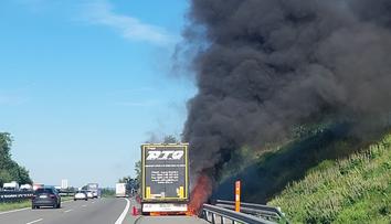 Kolaps na D1 u Jihlavy. Vzplál náklaďák, následovala smrtelná nehoda