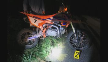 Náctiletí bourali na motocyklu, opilá dívka strčila nohu do výpletu kola