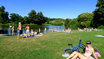 Monínec nabízí krásný bikepark i jezero. A to jen hodinku od Prahy!