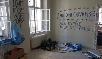 Squatteři obsadili domy v Praze, zůstala po nich spoušť! GALERIE