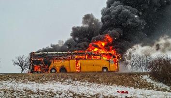 Na dálnici D46 vypuklo peklo. Autobus RegioJetu celý shořel