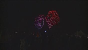 Noční Hradec Králové rozjasnila světelná show. 500 dronů tvořilo různé obrazce
