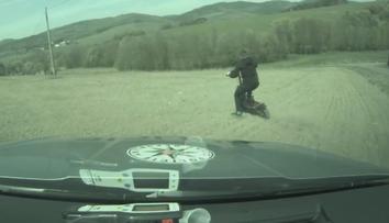 Muž ujížděl policii ne elekrokoloběžce rychlostí 100 km/h. Hrozí mu vězení