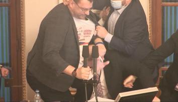 Rvačka ve Sněmovně! Poslanci se poprali za řečnickým pultíkem
