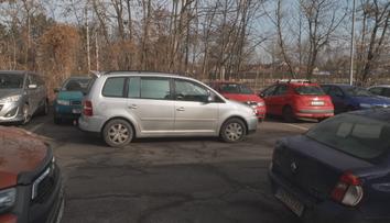Řidiči u pardubické nemocnice hledali místo i hodinu. Pomůže 70 nových míst