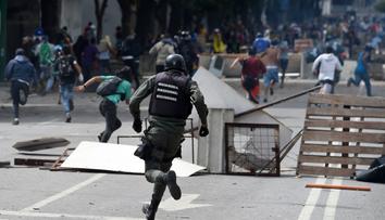 Krvavé peklo ve Venezuele: Protesty mají už nejméně 100 obětí