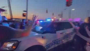 Policejní auto projelo davem demonstrantů. Nejméně 12 zraněných