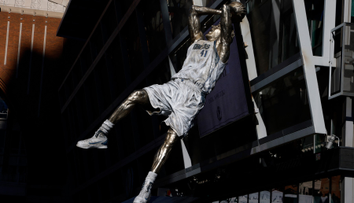 Pocta pro legendu Dallasu Mavericks. Před stadionem jí postavili sochu