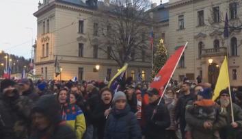 Chyběly roušky i rozestupy. V Praze se kvůli povinnému očkování sešly tisíce lidí
