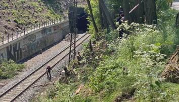 Policie vyrazila do Hrdlořez, na svahu u tunelu někdo našel kosti!