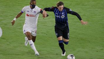 Honduraský fotbalista hrál Ligu mistrů v roušce! Chtěl ochránit rodinu