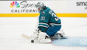 Šílené chyby brankáře potopily Sharks. Obejmeme ho a jdeme dále, hájí jej kouč