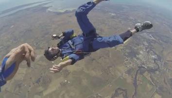 DĚSIVÉ VIDEO: Mladík (22) skočil z letadla, málem se zabil!