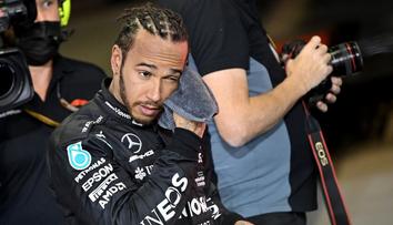 Je to zmanipulované, stěžoval si Hamilton ve vysílačce po ztrátě titulu