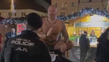 Muž v Plzni se obnažoval na ulici. Je demokracie, hájil se před strážníky