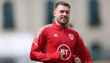 Odmítl arabské miliony a vrátil se domů. V Cardiffu podepsal smlouvu i jeho syn