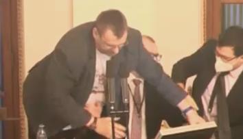 Bitka v české Sněmovně plní zahraniční média! Politici jsou v šoku