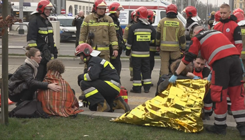 Na přechodu ve Štětíně vjel řidič do lidí. Devatenáct je zraněných, z toho šest dětí