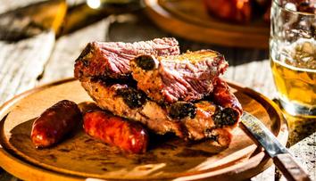 Grilování a barbecue není to samé. Víte, jaký je rozdíl?