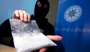VIDEO: Policie ukázala, jak se v Praze za bílého dne prodávají drogy