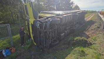 Na D1 havaroval kamion a skončil v příkopu. Vyprošťování trvalo celé dopoledne