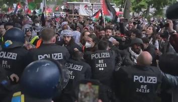V Berlíně se konal propalestinský protest. Jednoho policistu dav málem ušlapal