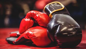 Boxerská tragédie v přímém přenosu. Mistryně světa po knokautu bojuje o život