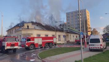 Před požárem ubytovny utíkalo přes 20 lidí. Nikomu se nakonec nic nestalo