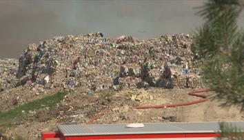 Policie odložila případ obřího požáru skládky v Rynholci. Může za něj vznícení od slunce