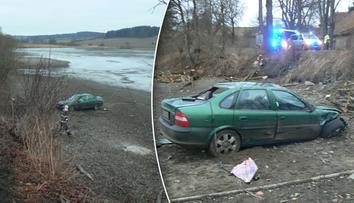 Auto skončilo v rybníku u Merklína! Řidička (18) měla štěstí