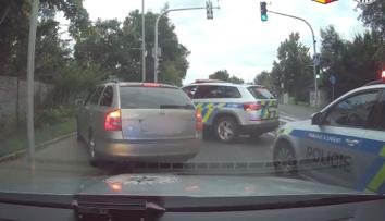 Perfektní spolupráce: Řidič ani nedostal šanci policistům ujíždět