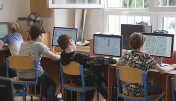 Nová informatika od září povinně. České školy projdou zásadní změnou