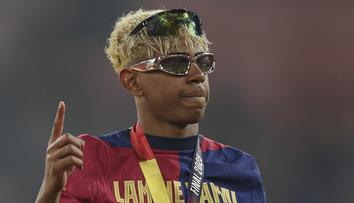 Z Yamala bude chlap. Fotbalista chystá velkou oslavu, dorazit má i Hamilton