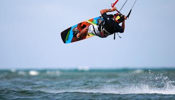 Poryv odhodil muže na kiteboardu do sloupu, na místě zemřel!