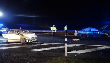 Řidička smetla auto policistů, kteří odkláněli provoz