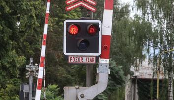 Řidič na Plzeňsku i přes výstražná světla vjel na přejezd. Letěl pro něj vrtulník