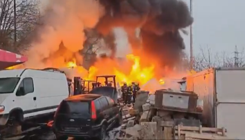VIDEO: Mobilheim a vraky aut v plamenech. Z pražské Michle se valil černý dým