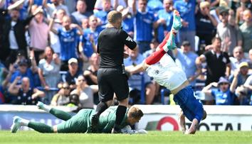 Zbláznil se? Gólman v Anglii během chvíle zlikvidoval dva soupeře