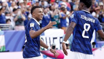 Vysmátý Mbappé pobouřil fanoušky. Záběry z poločasu vyvolaly rozruch