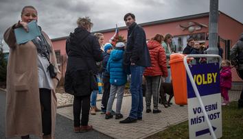 K urnám přišlo nebývale mnoho voličů. Kdo na tom nejvíc vydělal