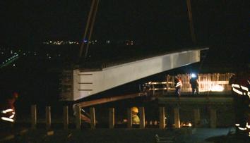 Obrovský jeřáb, 36tunové nosníky: Takhle silničáři stavěli most na D1!