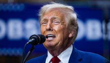 Lidé se baví nad fotkou Trumpových vlasů. Vypadá, že zapomněl paruku, říkají