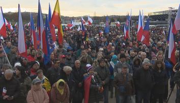 Na pražské Letné se sešly stovky lidí. Protestovaly proti Fialově vládě
