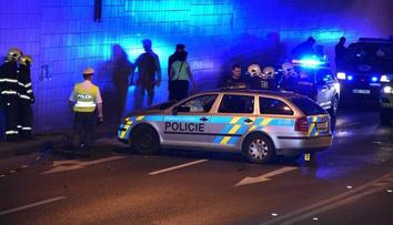Policista zastavil motorkáře autem a čeká ho soud. Kolegové se bouří