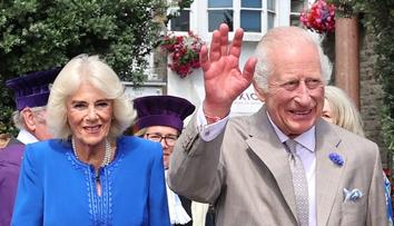Král Karel má nový roztomilý šperk. Nejspíš ho dostal od princezny Charlotte
