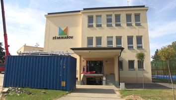 Žáci usednou do lavic v kontejnerech. Školní budově v Mukařově hrozí demolice