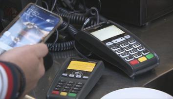 Odmítnou vám platit kartou? Jediný bič na prodejce mají banky