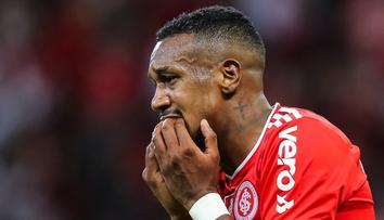 Hraj fotbal, nebo tě dostaneme. Brazilský fotbalista čelí nechutným výhrůžkám
